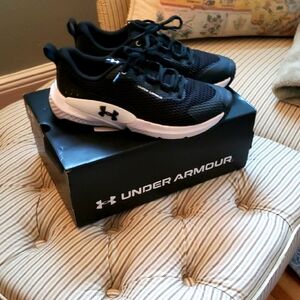 NWB UA W Dynamic Select Under Armour Black and White Sneakers